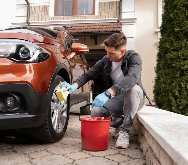 Lavage auto à domicile Laneuvelotte : professionnel intervenant sur un véhicule